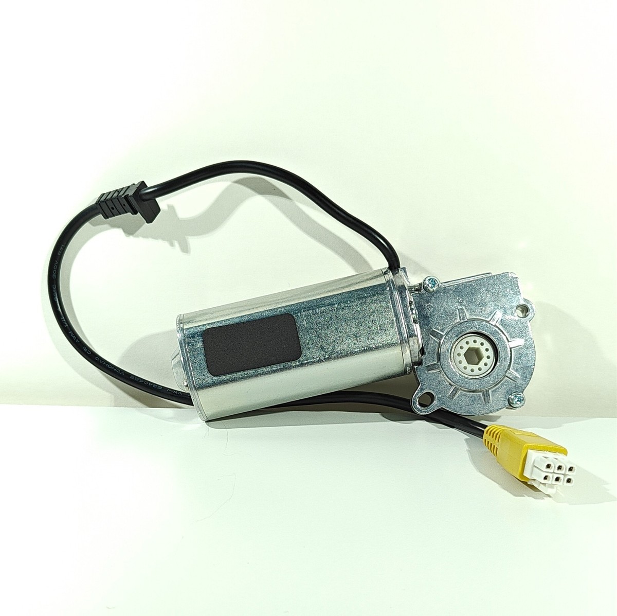 FlexiSpot E5 Electric Standing Desk (60"×24" Bamboo)